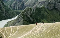 兩岸自媒體達人在喀拉峻景區內欣賞鱷魚灣美景