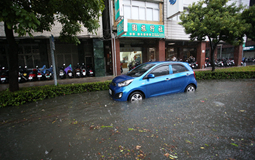 臺灣高雄強降雨 民眾日常出行受阻