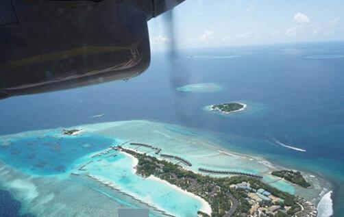 林志穎乘小型飛機逛海島