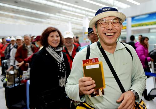 12月15日，乘兩岸直航班機飛往臺中的臺胞王先生在福州機場辦理登機手續。新華社記者 張國俊 攝