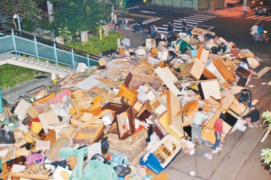 新北市現大掃除奇景垃圾山佔據人行車道（圖）