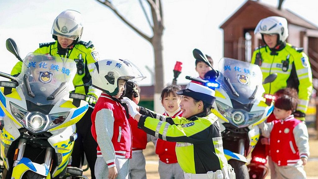 熠熠警徽耀忠誠——寫在第五個“中國人民警察節”到來之際