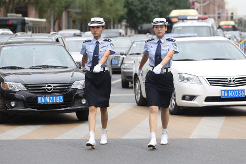 各個交通文明形象崗女交警英姿颯爽。