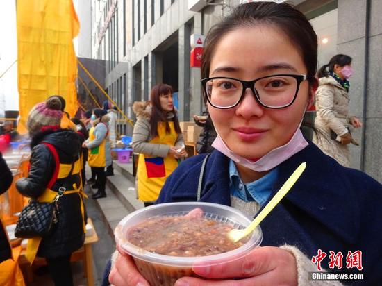 圖為市民開心品嘗臘八粥，祈禱新的一年平安如意，福氣滿滿。周小雲 攝