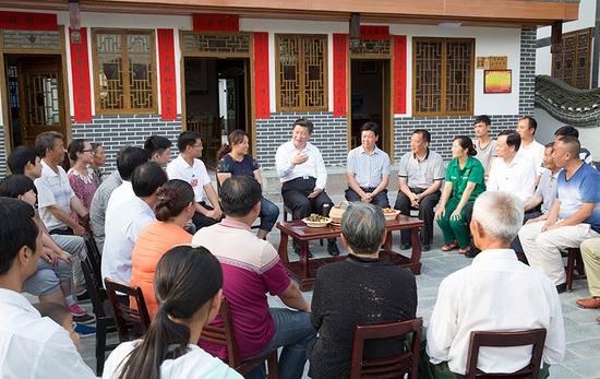 圖為：2015年6月16日下午，習近平在遵義縣楓香鎮花茂村同村民座談。新華社記者 黃敬文 攝