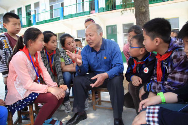 編外雷鋒團團長宋清梅正在向小學生講述雷鋒的先進事跡 分享到新浪微博