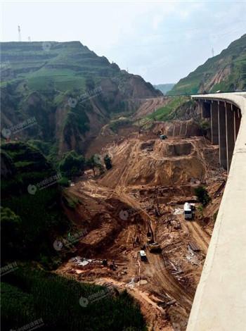 p24 呂梁環城高速公路郭家溝1號大橋採空區治理工程現場《中國經濟週刊》記者 曹煦 攝_副本