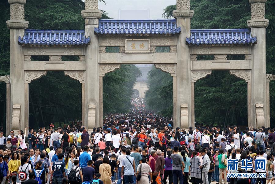 國慶假期各地旅遊景點遊人如織