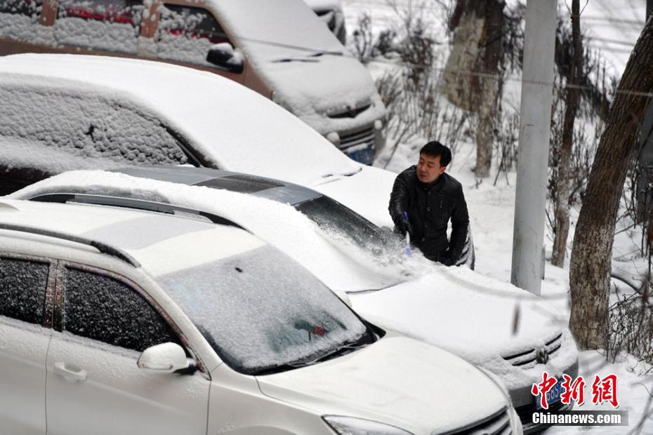 強冷空氣入侵 烏魯木齊遭大到暴雪襲城