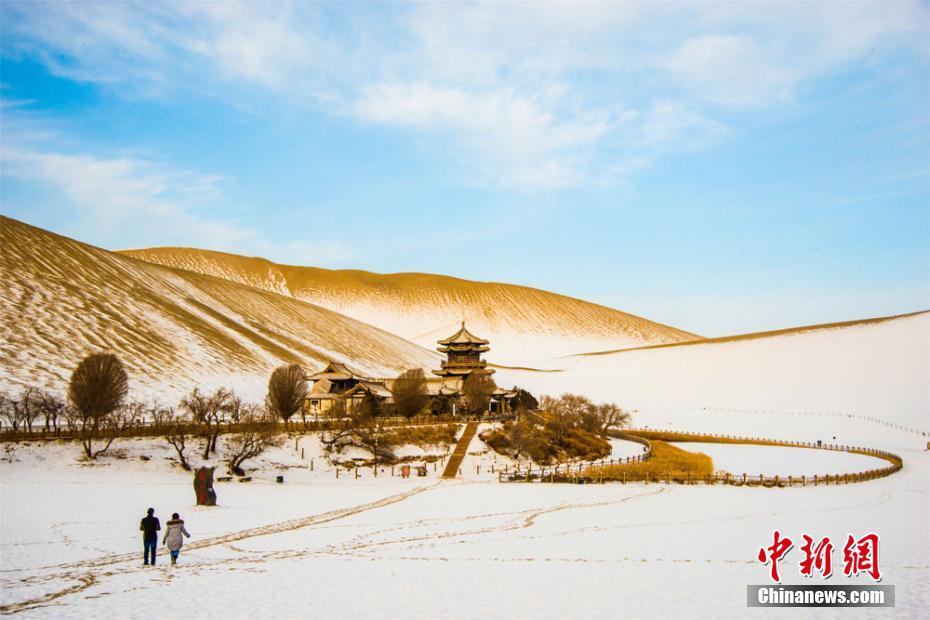 春雪潤敦煌 鳴沙山“披金戴銀”引客