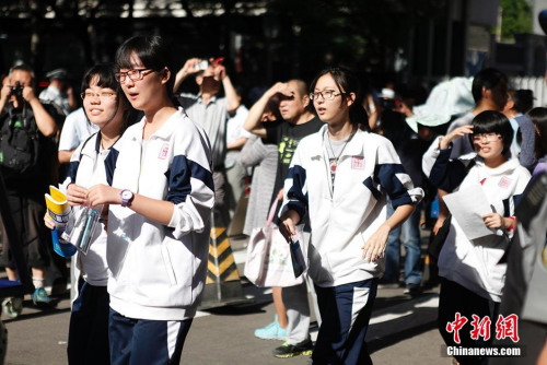 資料圖：2015年6月7日，全國942萬考生將趕赴高考考場。圖為北京四中高考考點。中新網記者 翟璐 攝