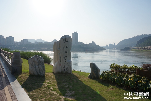 長江公園可見三江交匯口。