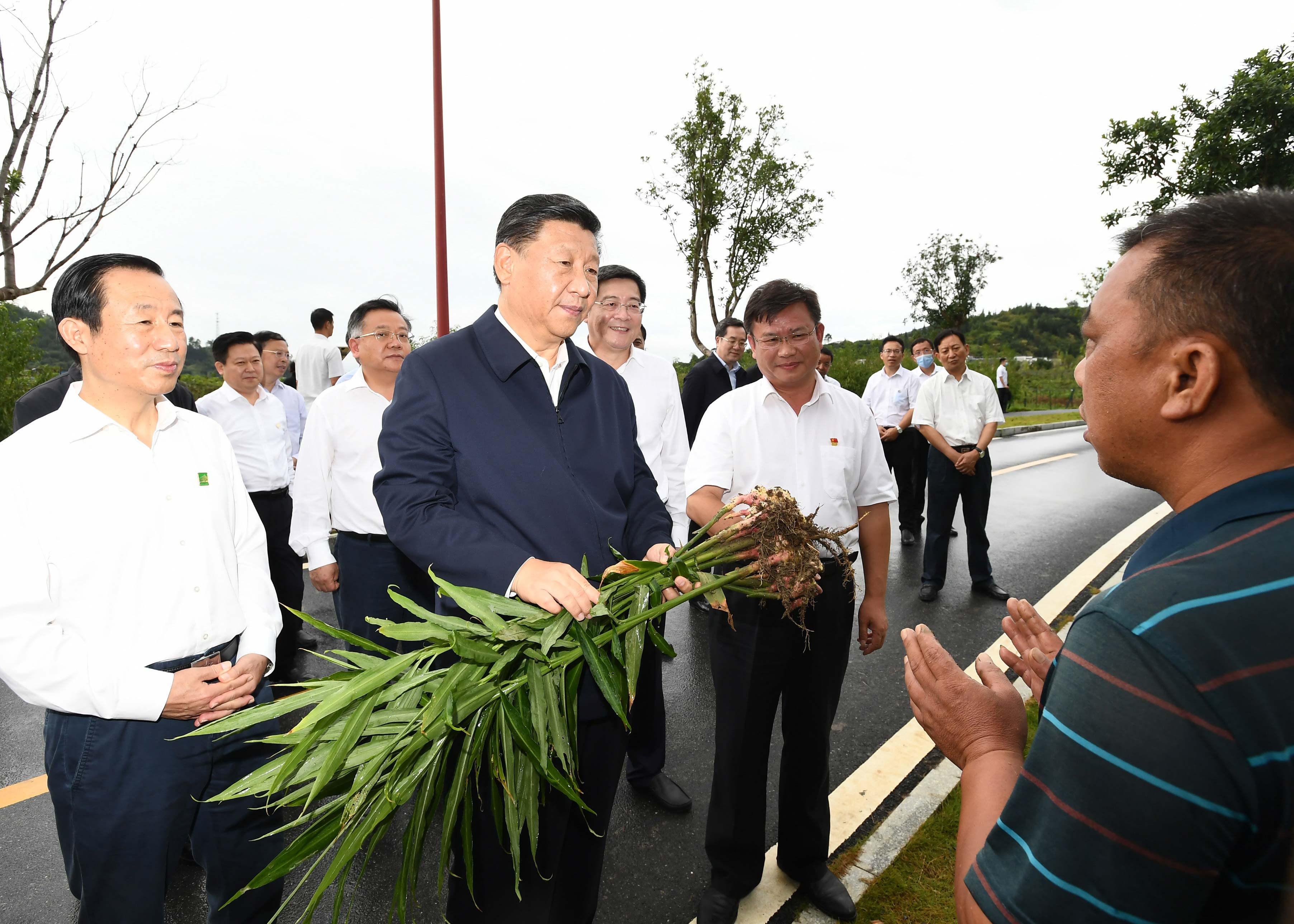 9月16日至18日，中共中央總書記、國家主席、中央軍委主席習近平在湖南考察。這是16日下午，習近平在郴州市汝城縣文明瑤族鄉沙洲瑤族村沙洲現代農旅示範基地，了解扶貧産業發展和增收情況。