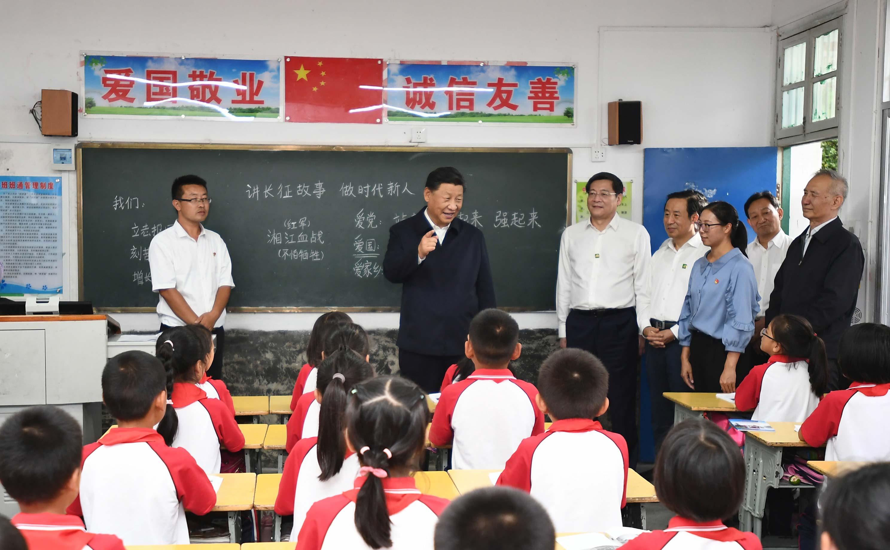 9月16日至18日，中共中央總書記、國家主席、中央軍委主席習近平在湖南考察。這是16日下午，習近平在郴州市汝城縣文明瑤族鄉第一片小學，同正在上思政課的同學們親切交流。