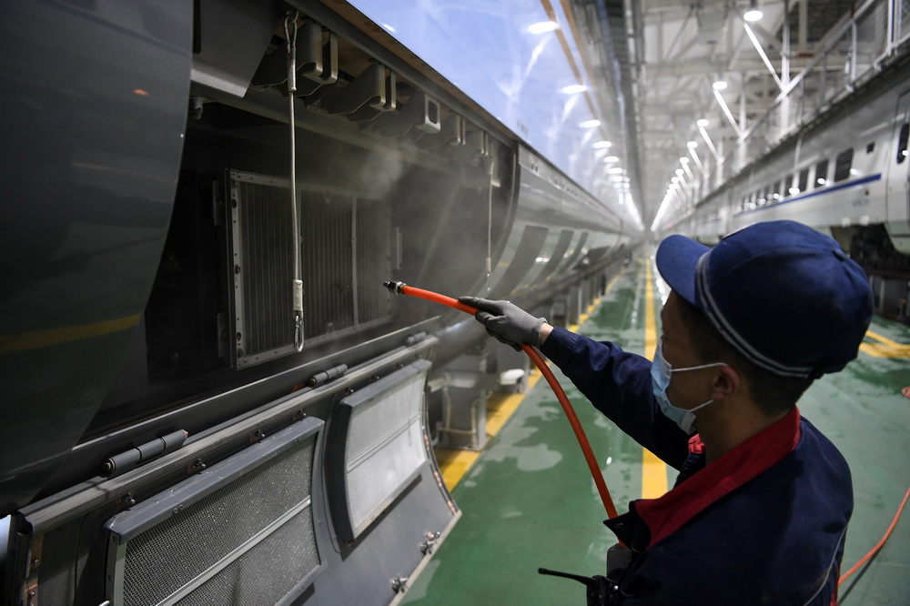 3月19日，保潔人員在蘭州車輛段銀川動車運用所對牽引變流器和變壓器濾網進行清洗。