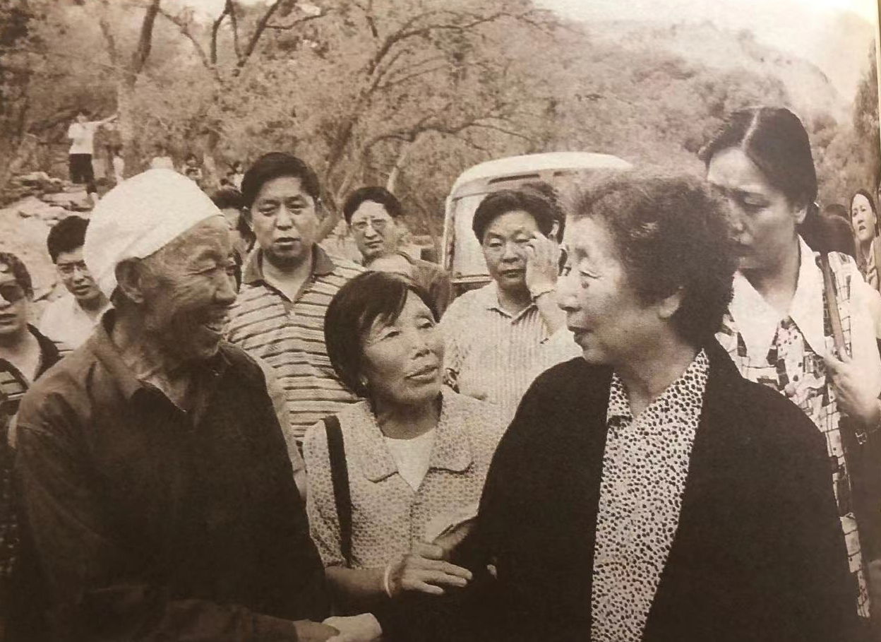 2000年夏天，齊心回到郝家橋村看望鄉親。 來源《習仲勳畫傳》