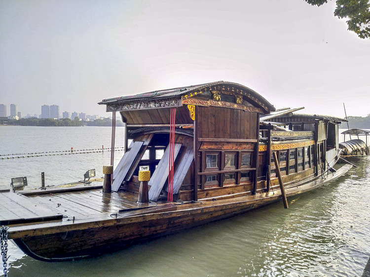 浙江嘉興南湖革命紀念館，中共“一大”紀念船（紅船）。（圖源：人民視覺）_副本.jpg