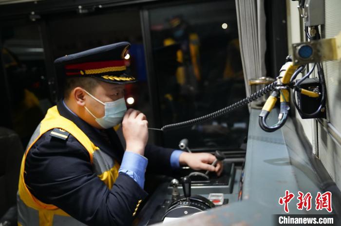 中歐班列作業場上的深夜“遛車人”