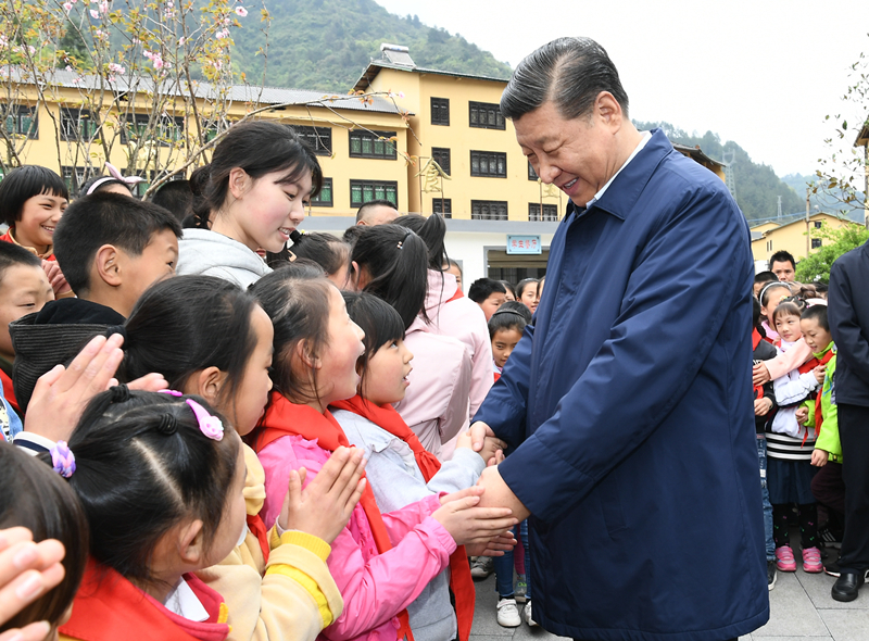 2019年4月15日，習近平在重慶市石柱土家族自治縣中益鄉小學同學生們親切交談，詢問他們學習和生活情況。