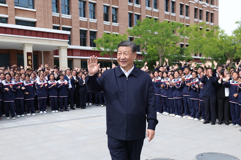 2024年6月18日，習近平總書記在青海果洛西寧民族中學考察時，向師生們揮手致意。