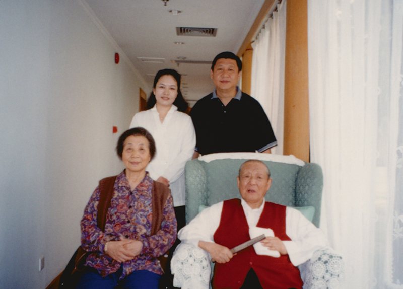習近平與夫人彭麗媛同父親習仲勳、母親齊心的合影。