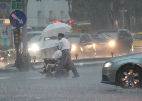 行人在大暴雨中艱難行走