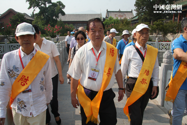 臺灣嘉賓團長周蓉生率陪祭人員步入大殿