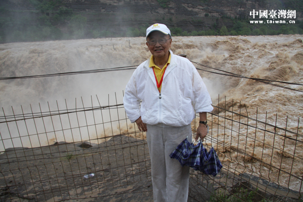 臺灣嘉賓團榮譽團長程建人在壺口瀑布前留影