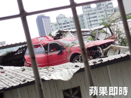 高雄爆炸威力太大 轎車被炸到三樓頂