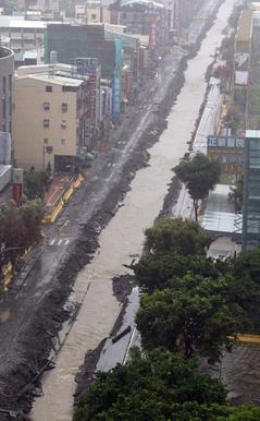 高雄“災上加災”一夜大雨 災區成了“海”