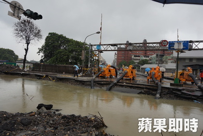 高雄復建階段大雨不停 災區啟動17台抽水機持續運作