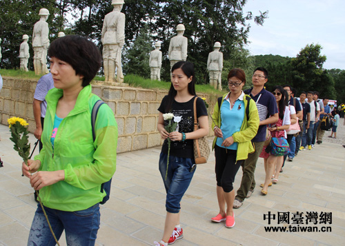 兩岸採訪團成員向中國遠征軍英烈獻花