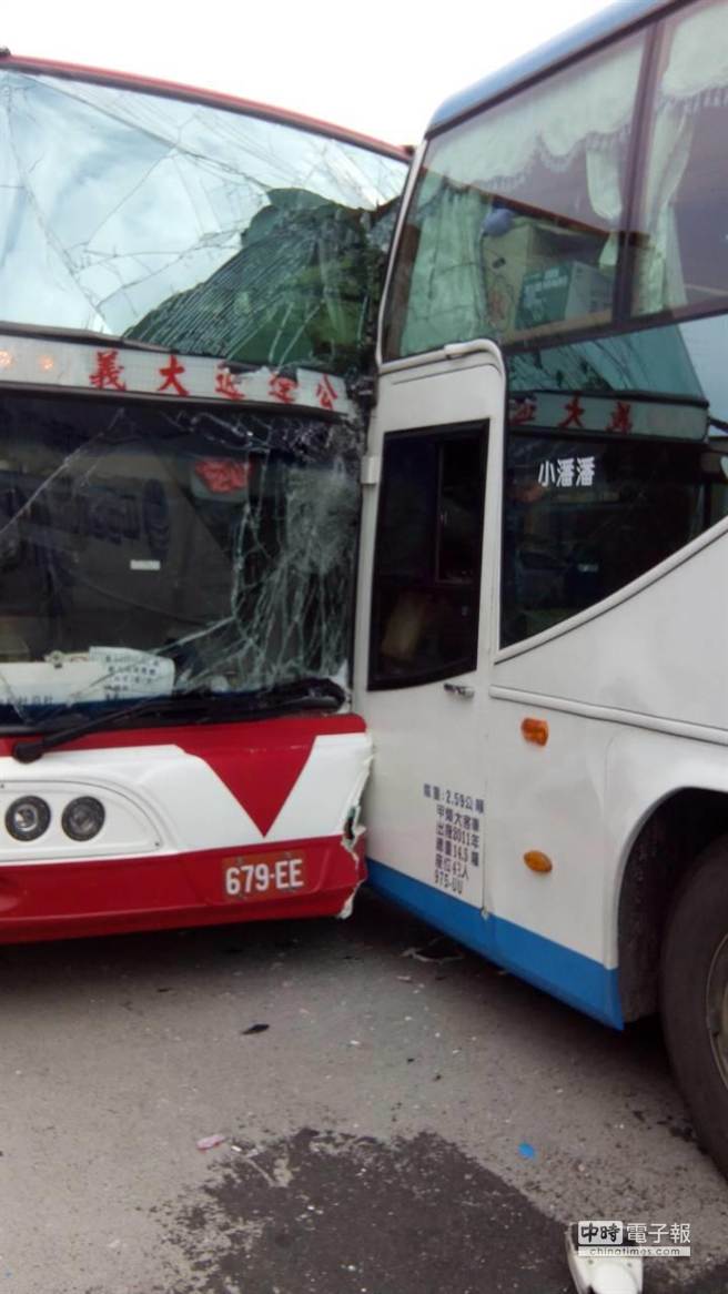 2輛載有大陸游客的旅遊大巴車在臺灣墾丁貓鼻頭公園對撞，車上26人送醫治療