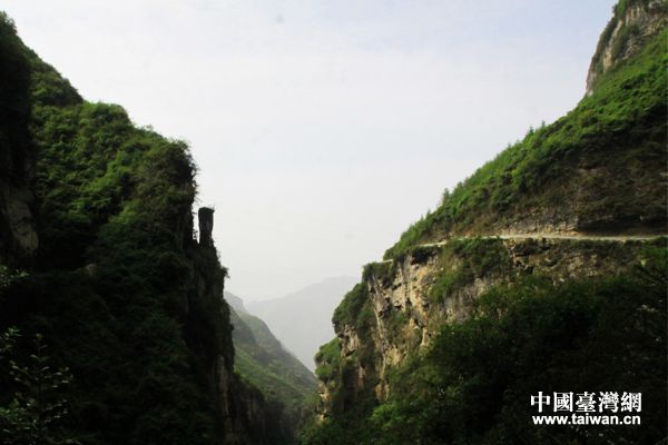 　　樂西公路上最艱巨的工程之一蓑衣嶺。（台灣網 宣玲玲 攝 ）