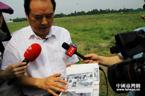 新津縣地方誌編委辦總編潘夕潮向記者展示老照片。（台灣網記者 宣玲玲 攝）