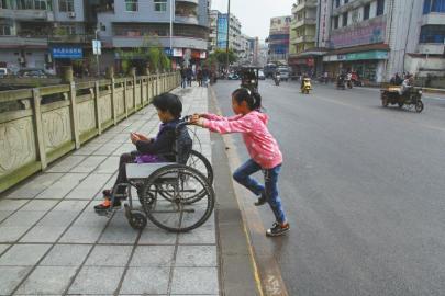 13歲女孩每天推腿疾媽媽散步：願意當媽媽的腿