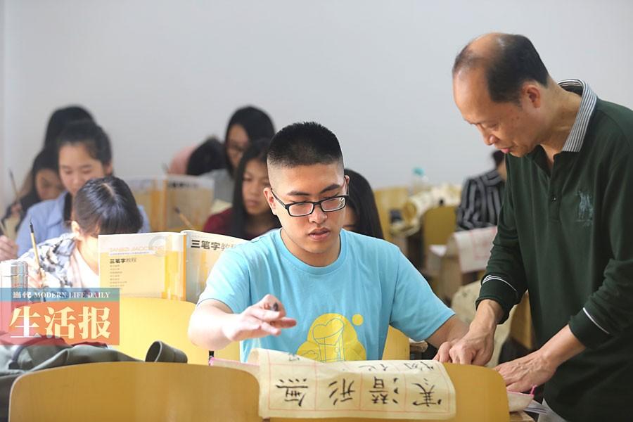 廣西自閉症男孩大學生活 徘徊在不及格與天才之間