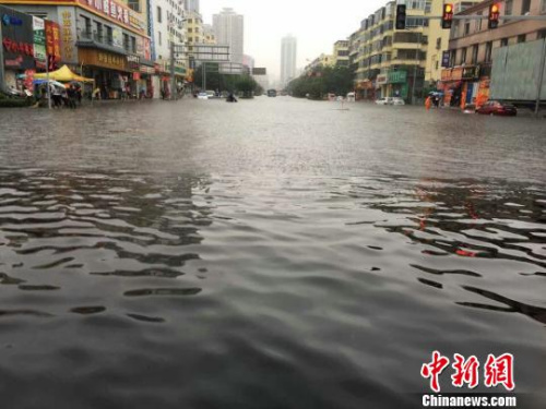 山西太原強降雨天氣致多輛汽車被淹 行人舉步維艱