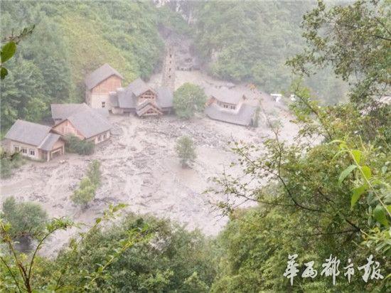 四川臥龍因強降雨突發大型泥石流 交通中斷(圖)