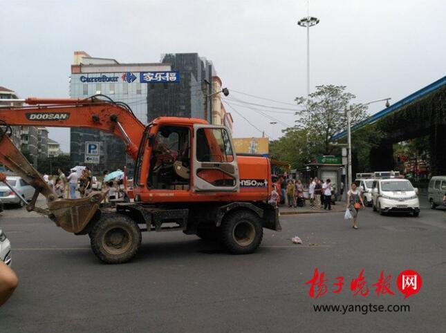 南京:挖掘機開上街將行人碾死