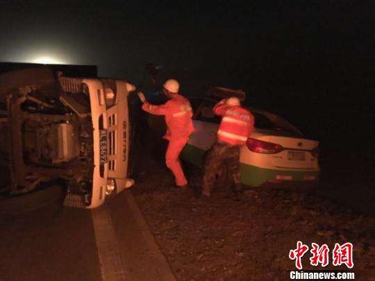 新疆小草湖遭遇11級大風侵襲消防營救百餘被困群眾