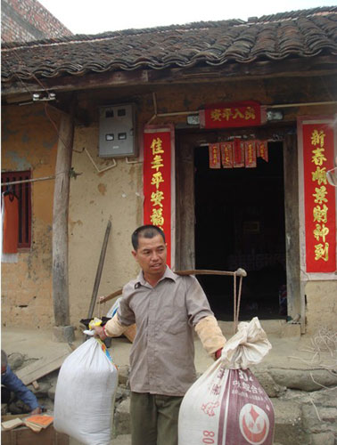 華潤援建前，小鎮村民黃兆康在自己門口勞動