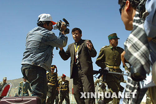 4月27日，在阿富汗首都喀布爾舉行的抗擊蘇聯入侵勝利16週年閱兵慶典上，阿富汗記者在發生武裝襲擊的現場進行報道。當天，阿富汗抗擊蘇聯入侵勝利16週年閱兵慶典遭到塔利班武裝襲擊，多名阿富汗官員受傷，總統卡爾扎伊及時撤離沒有受傷。塔利班武裝發言人穆賈希德隨後聲稱對襲擊事件負責。 新華社發（扎比攝）