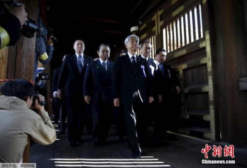 安倍的權宜之計:日本戰敗日,不拜靖國神社