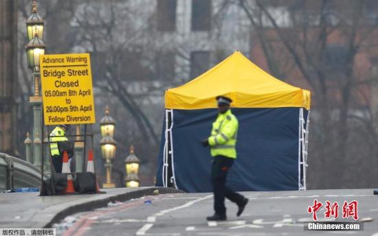 當地時間22日，英國國會外一名警察被人用刀捅傷，警察開槍擊中嫌疑人。在槍擊發生前，一輛汽車在國會大廈附近的威斯敏斯特大橋衝上人行道，並衝入議會大廈大門，導致多名行人受傷。