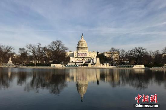 當地時間1月19日，美國首都華盛頓，國會山總統就職典禮現場佈置就緒。20日，第58屆美國總統就職典禮將在這裡舉行。<a target='_blank' href='http://www.chinanews.com/'><p  align=