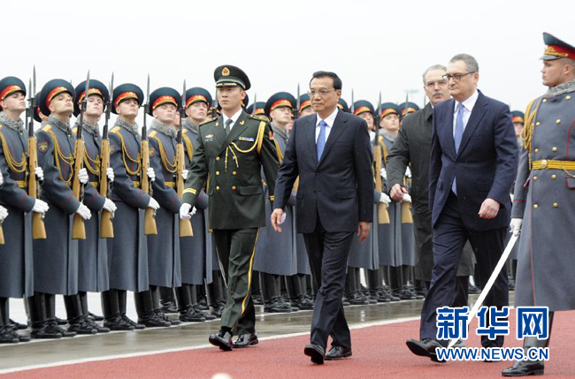 10月12日，中國國務院總理李克強乘專機抵達莫斯科，開始對俄羅斯進行正式訪問並舉行中俄總理第十九次定期會晤。俄方在機場舉行隆重儀式，歡迎李克強總理。新華社記者 張鐸 攝