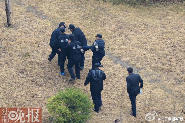 北京坍塌現場：無傷者被抬出 有記者被抬出