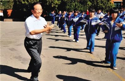 2010年9月10日，溫家寶在六道河中學和學生們一起打太極拳。