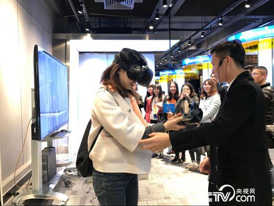 帶上VR體驗高空援救。